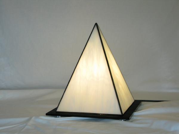 Designvorlage Sideboardlight Weiße Pyramide